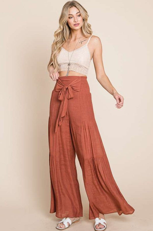 Pantalones con cintura fruncida y lazo en la parte delantera
