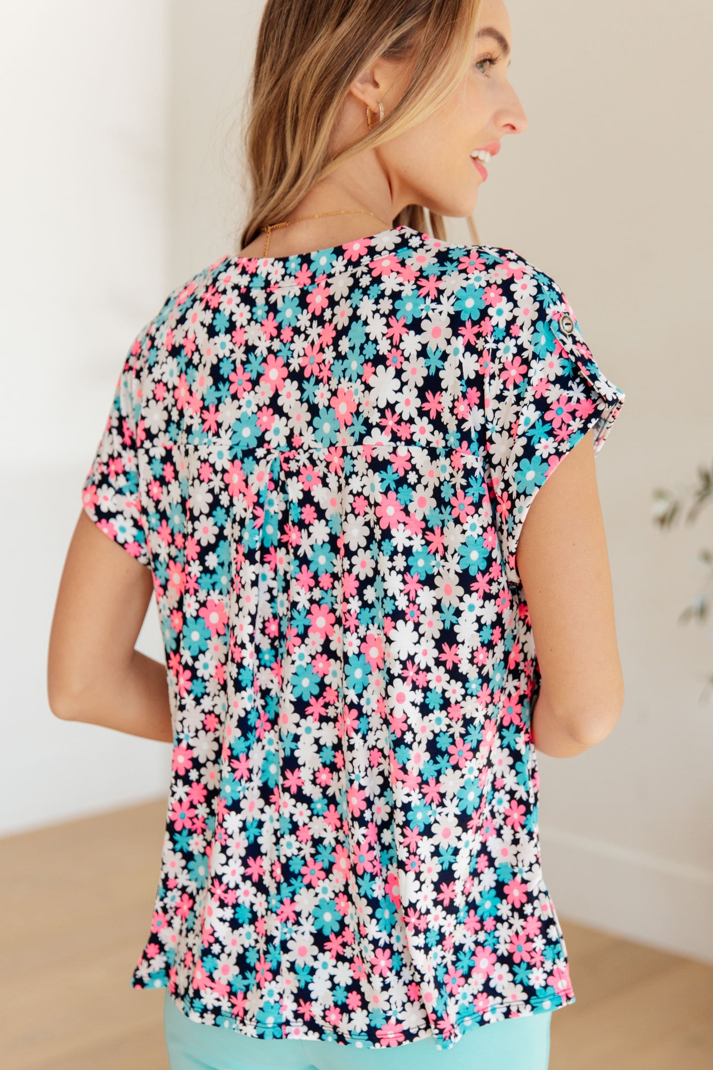 Top con mangas japonesas Lizzy en azul marino y rosa fuerte con estampado floral