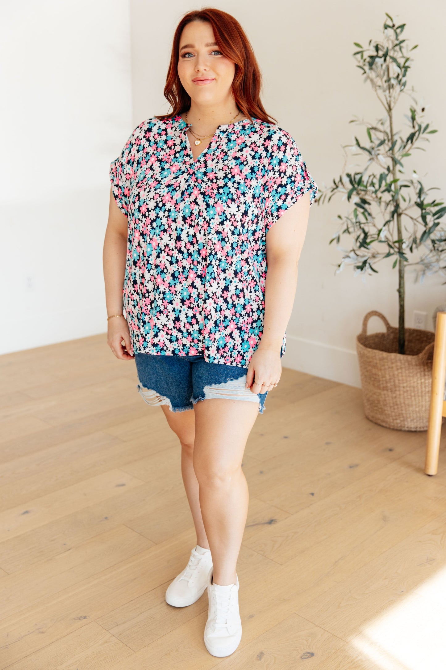 Top con mangas japonesas Lizzy en azul marino y rosa fuerte con estampado floral