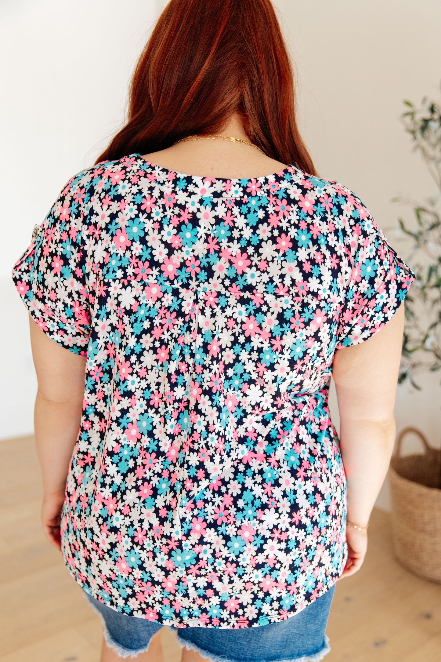 Top con mangas japonesas Lizzy en azul marino y rosa fuerte con estampado floral