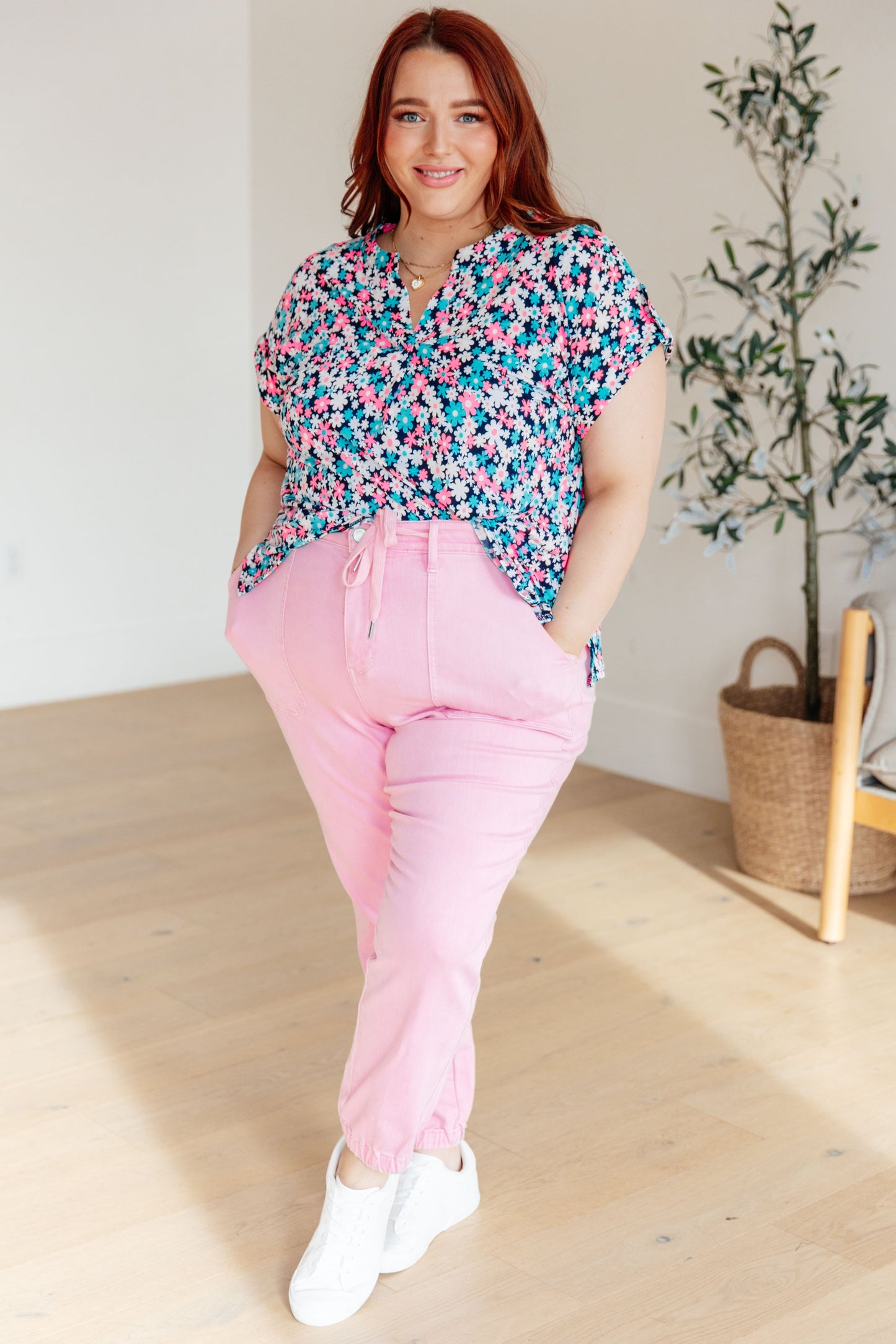 Top con mangas japonesas Lizzy en azul marino y rosa fuerte con estampado floral