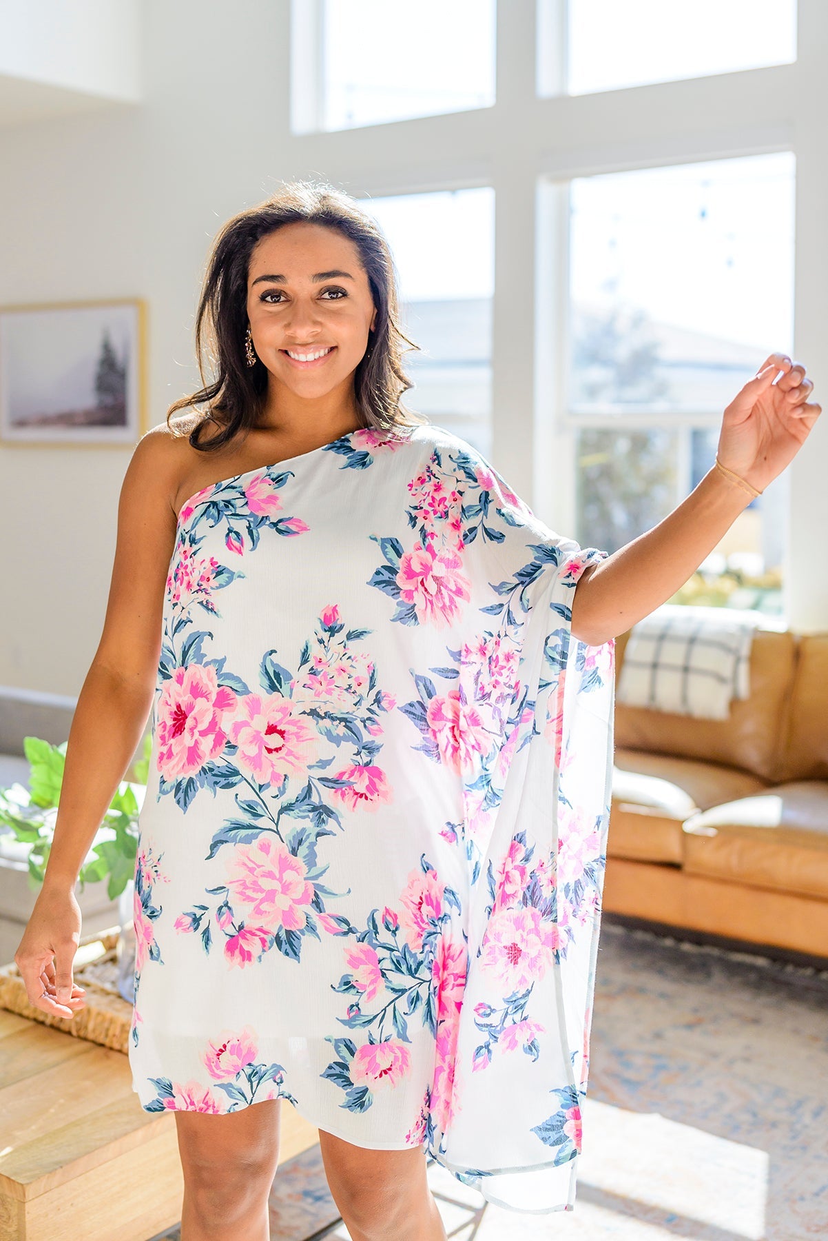Vestido asimétrico con estampado floral de Forever Smitten