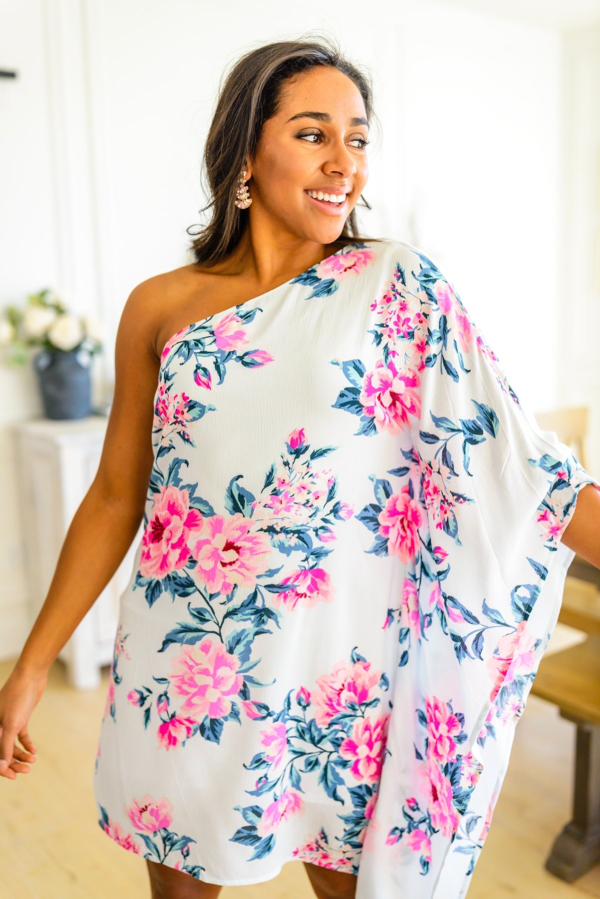 Vestido asimétrico con estampado floral de Forever Smitten