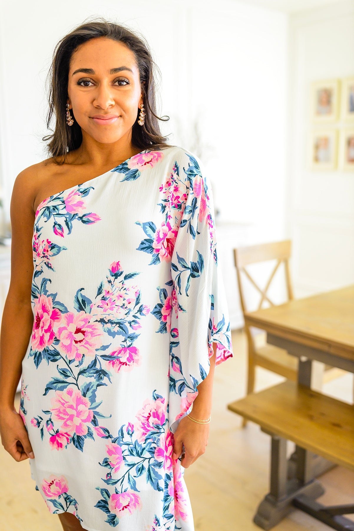 Vestido asimétrico con estampado floral de Forever Smitten