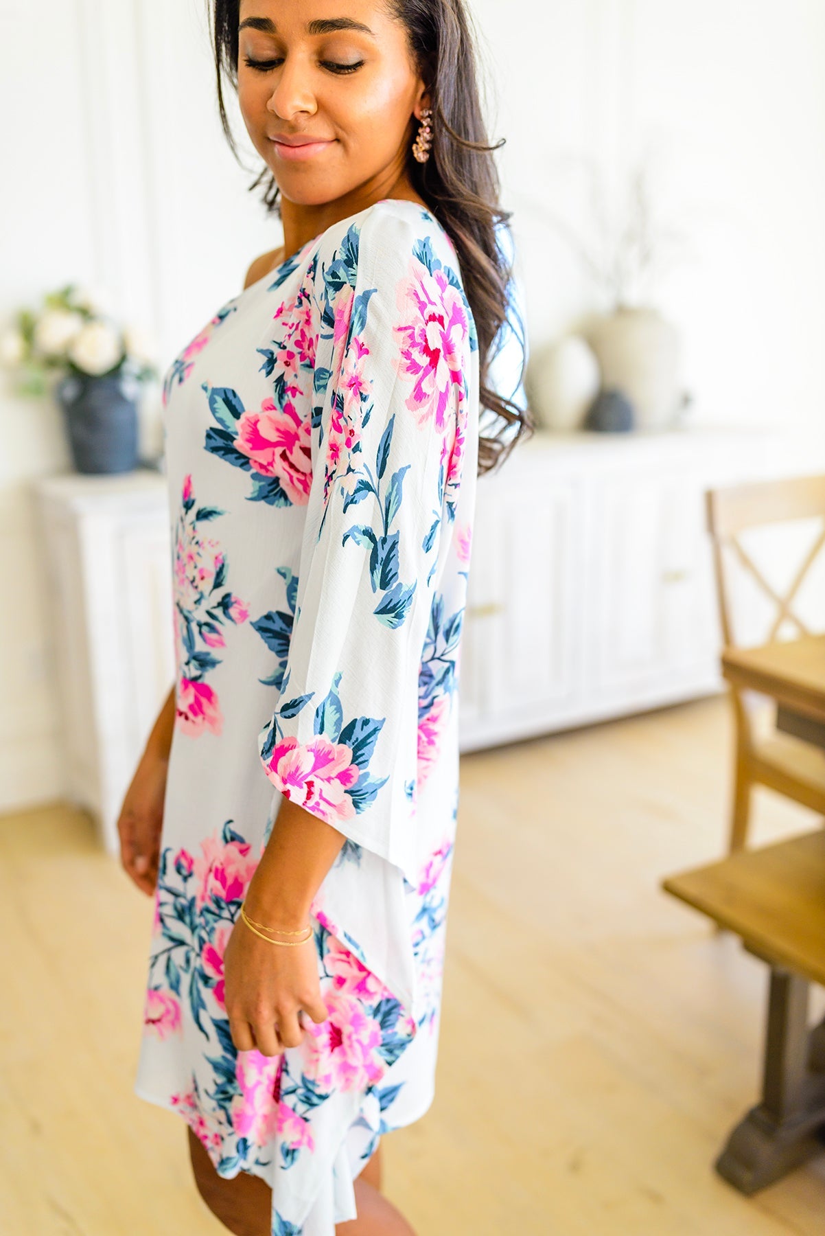 Vestido asimétrico con estampado floral de Forever Smitten