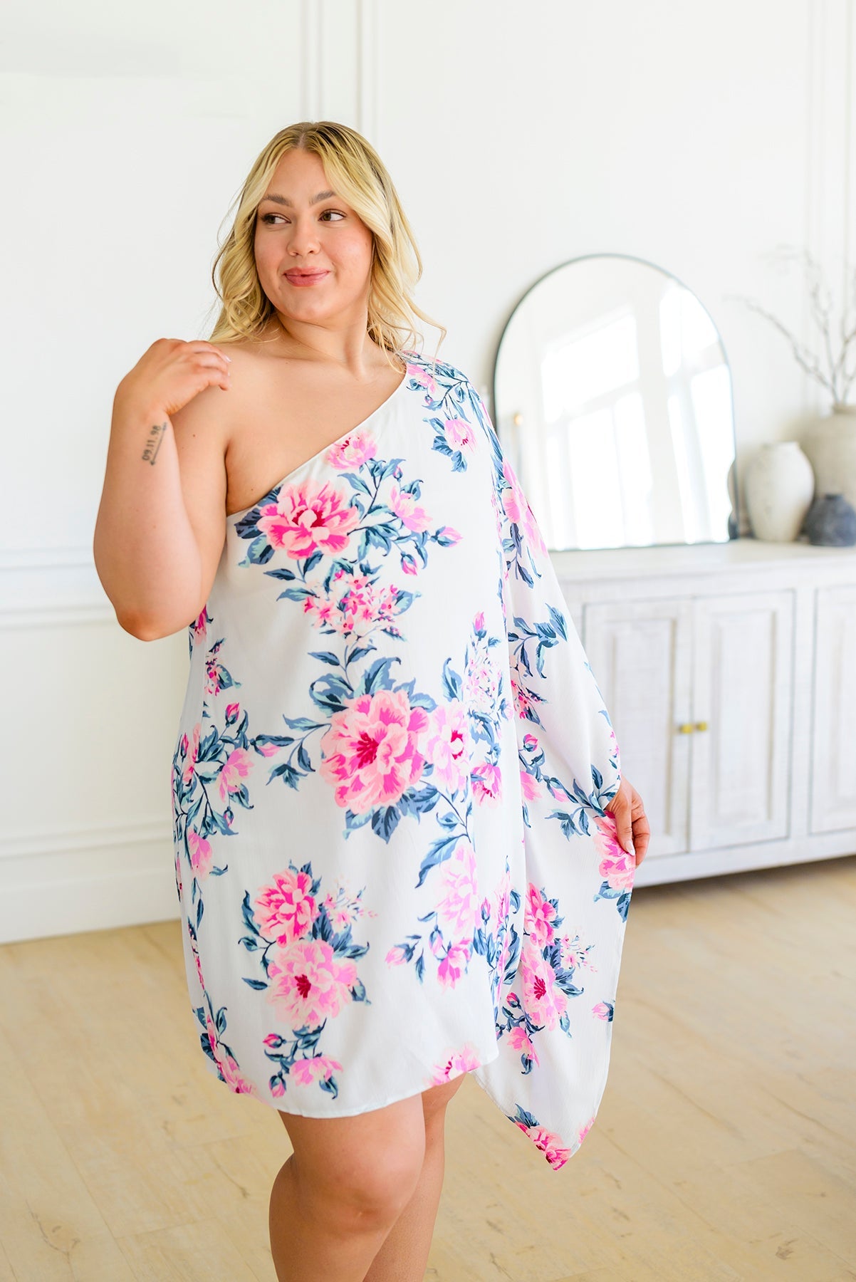 Vestido asimétrico con estampado floral de Forever Smitten