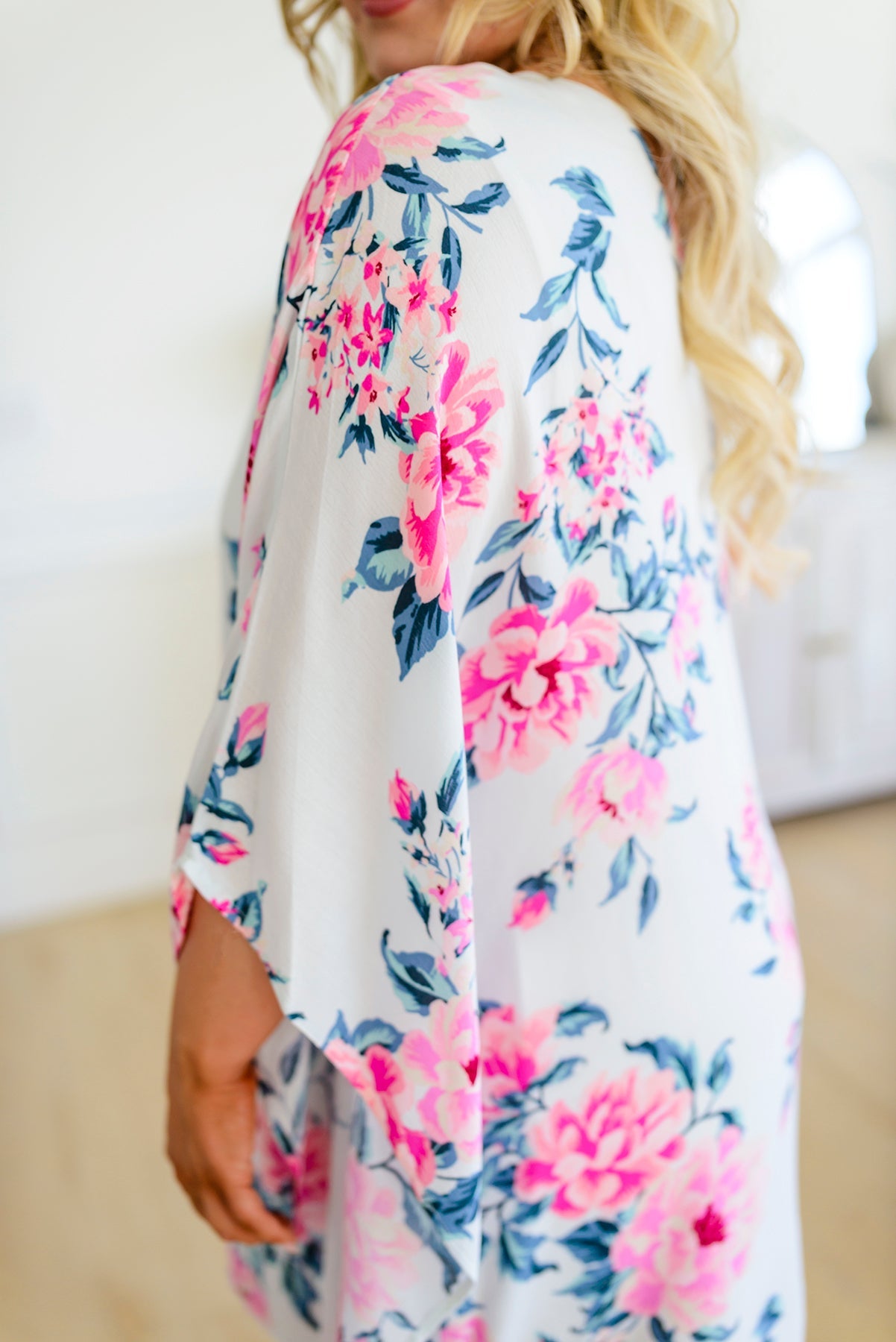Vestido asimétrico con estampado floral de Forever Smitten