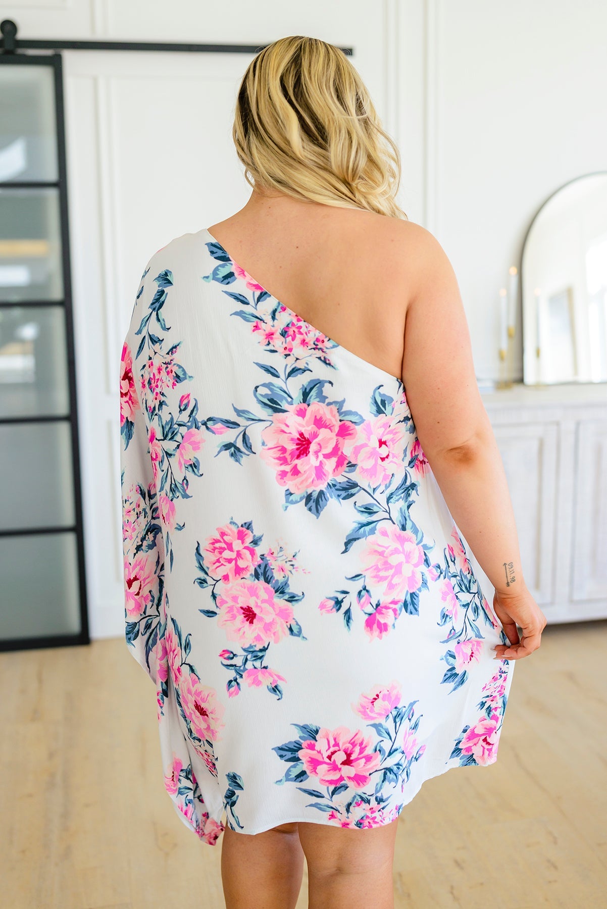 Vestido asimétrico con estampado floral de Forever Smitten