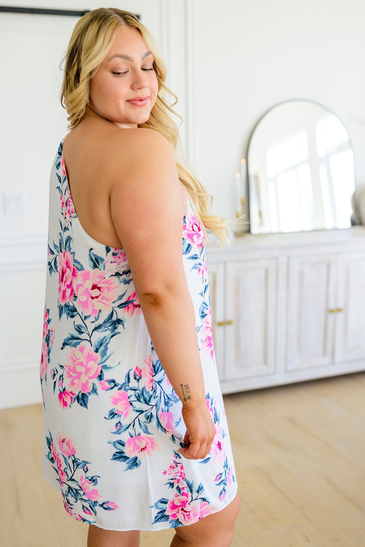 Vestido asimétrico con estampado floral de Forever Smitten