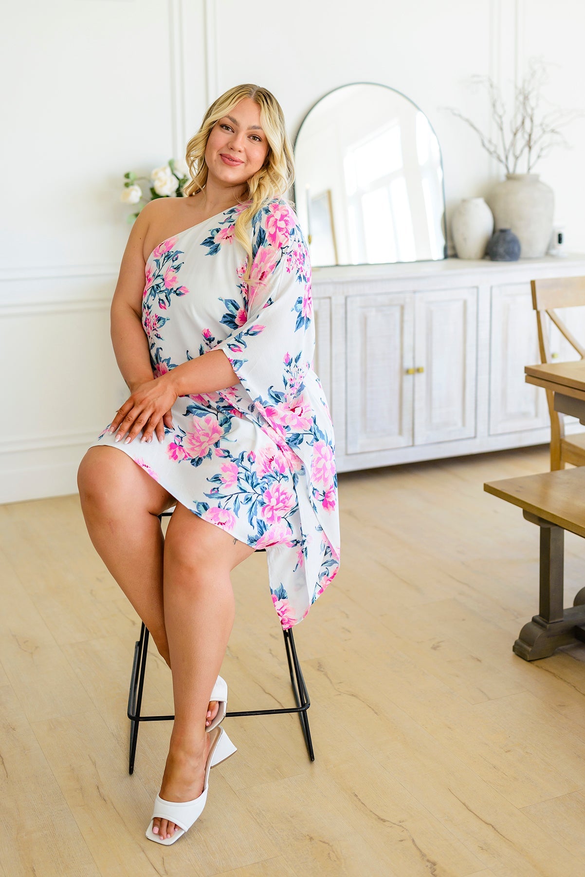 Vestido asimétrico con estampado floral de Forever Smitten