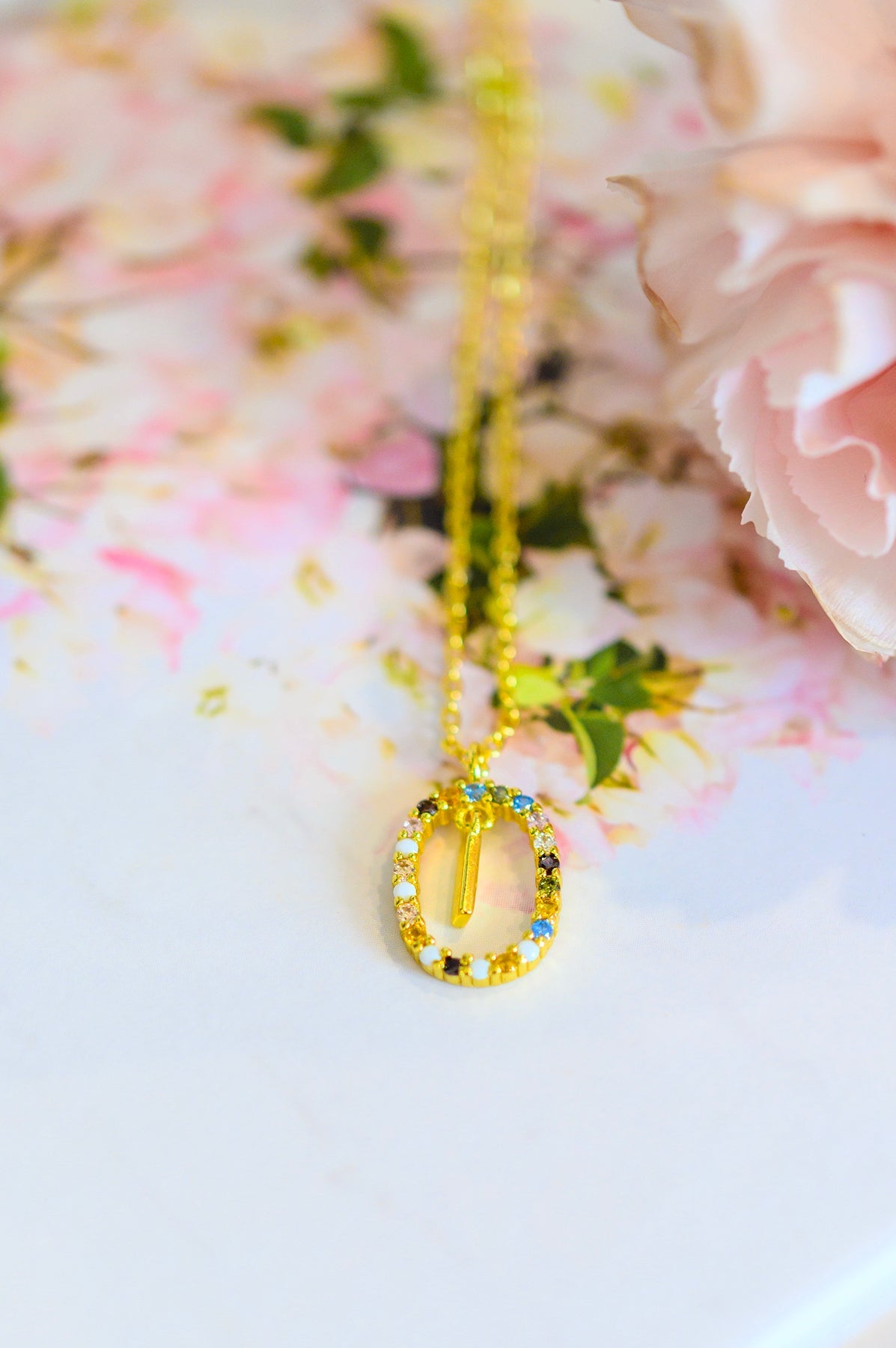 Collar con inicial bañada en oro Mi Amor