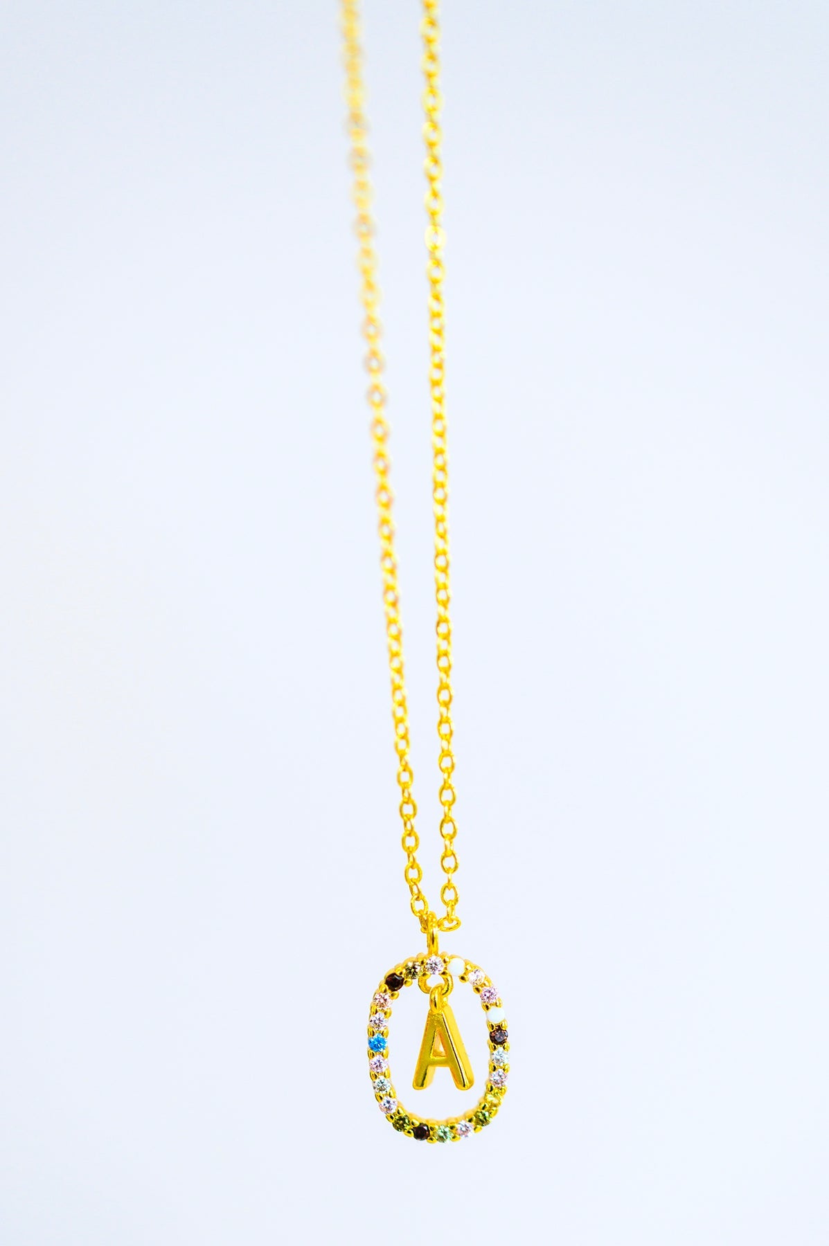 Collar con inicial bañada en oro Mi Amor