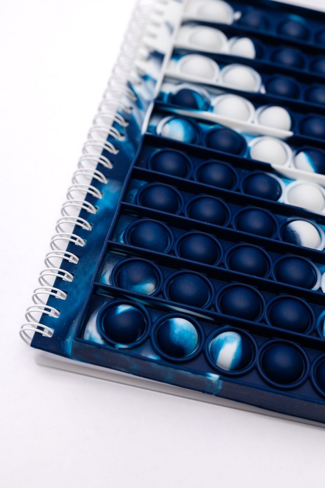 Cuaderno de escritura en espiral en mármol azul