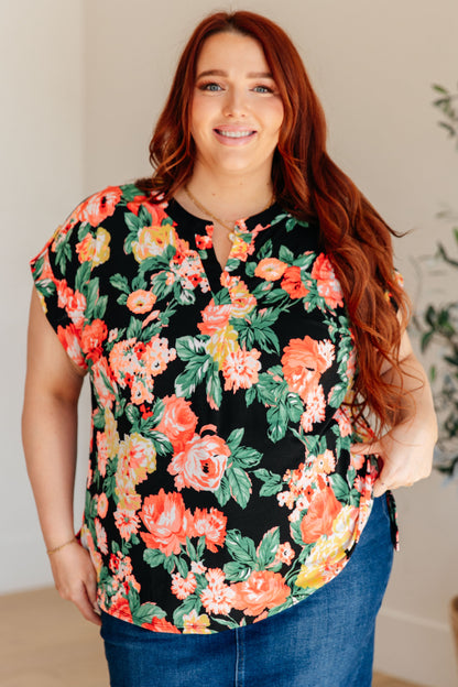 Top de manga japonesa Lizzy con estampado floral de jardín negro