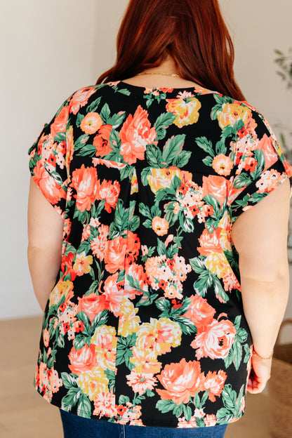 Top de manga japonesa Lizzy con estampado floral de jardín negro