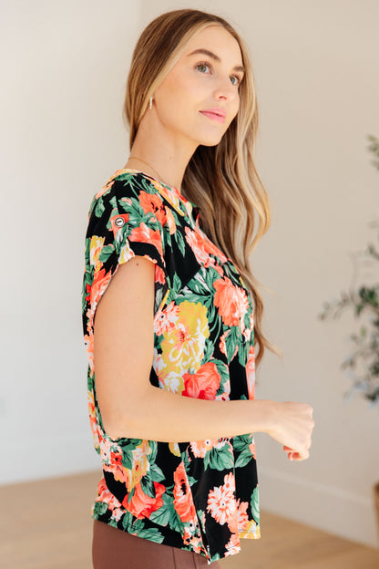 Top de manga japonesa Lizzy con estampado floral de jardín negro