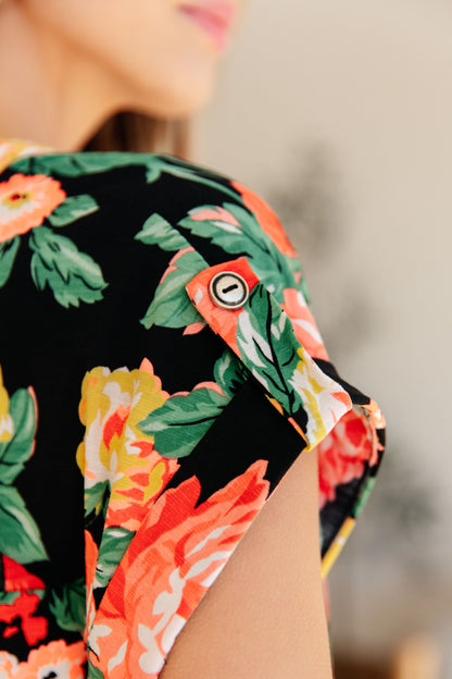 Top de manga japonesa Lizzy con estampado floral de jardín negro