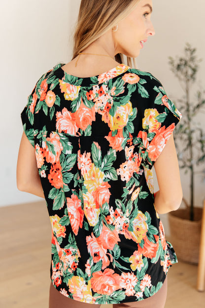 Top de manga japonesa Lizzy con estampado floral de jardín negro