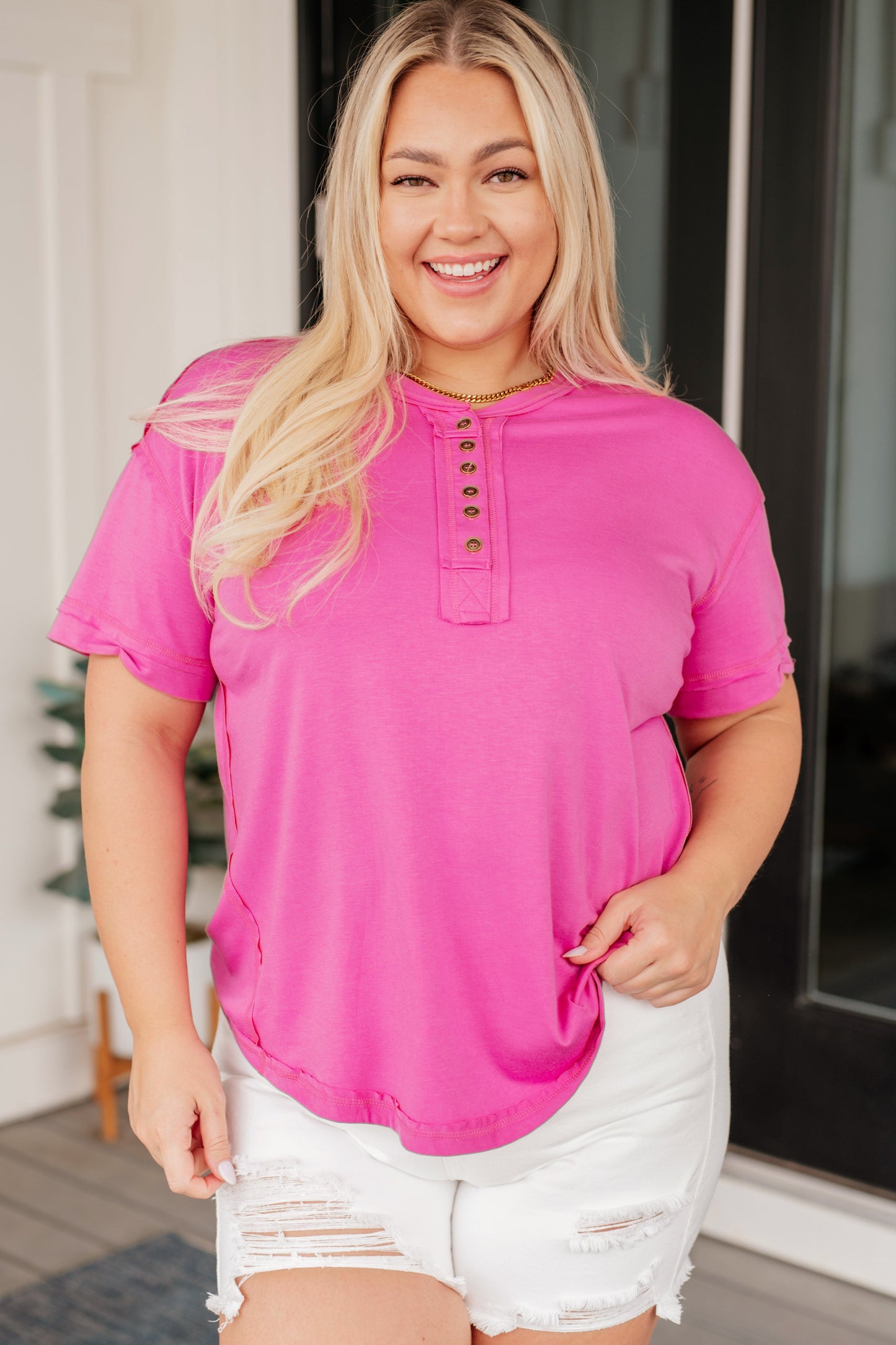 Camiseta henley rosa con bajo sin rematar de On A Whim