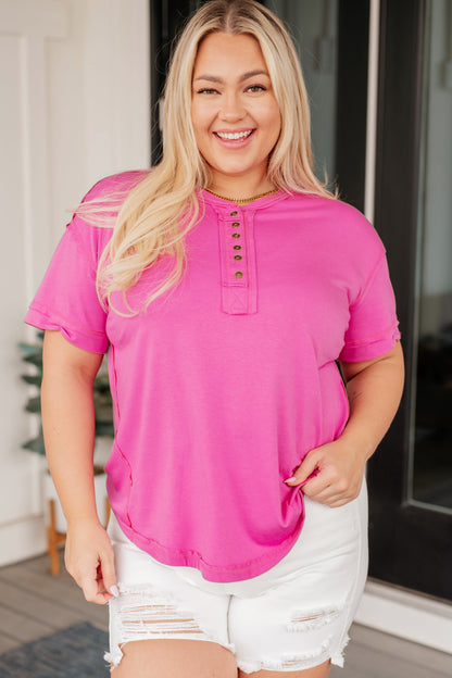 Camiseta henley rosa con bajo sin rematar de On A Whim